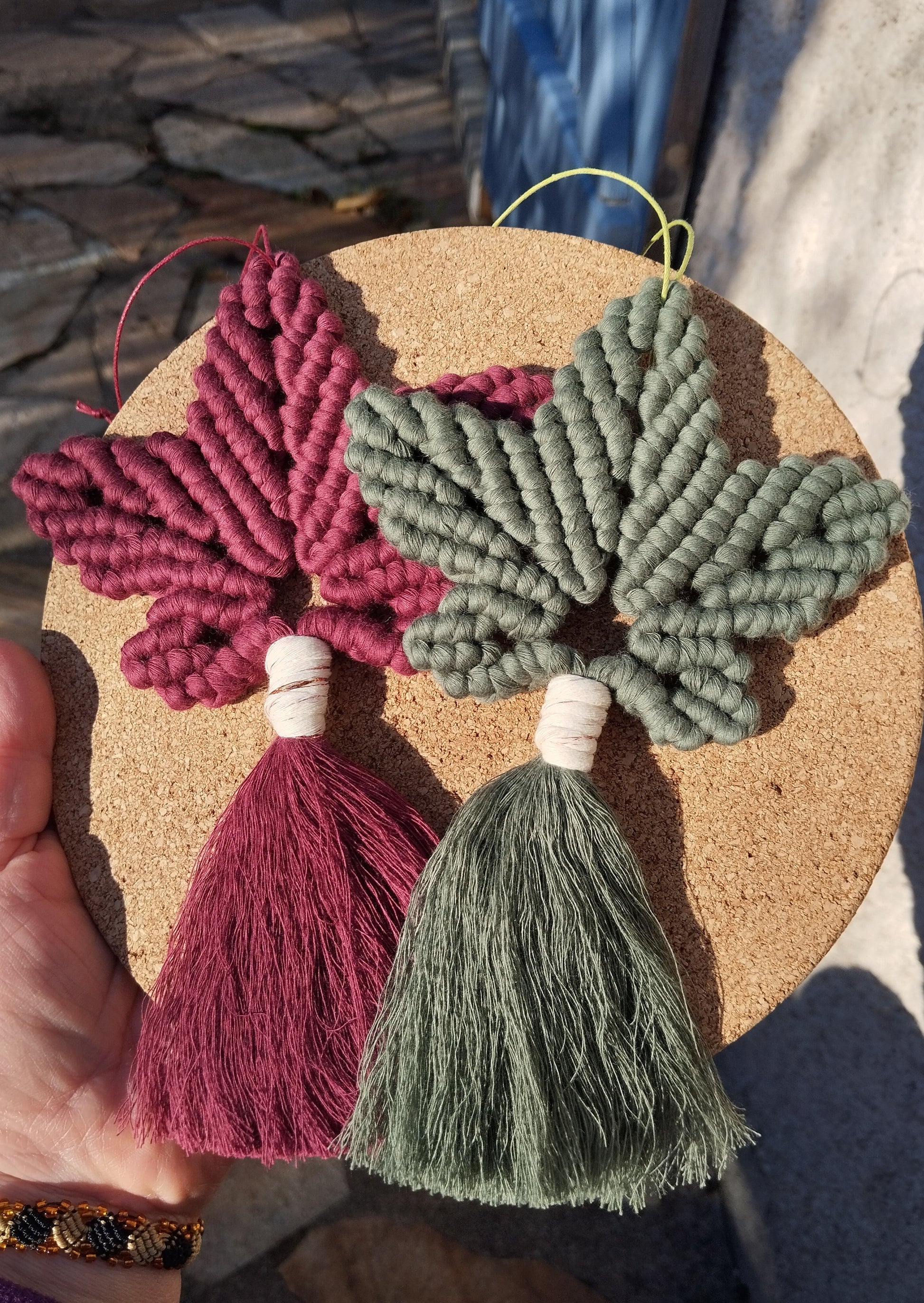 Suspension Feuilles d'Erable macramé uni vert ou bordeaux