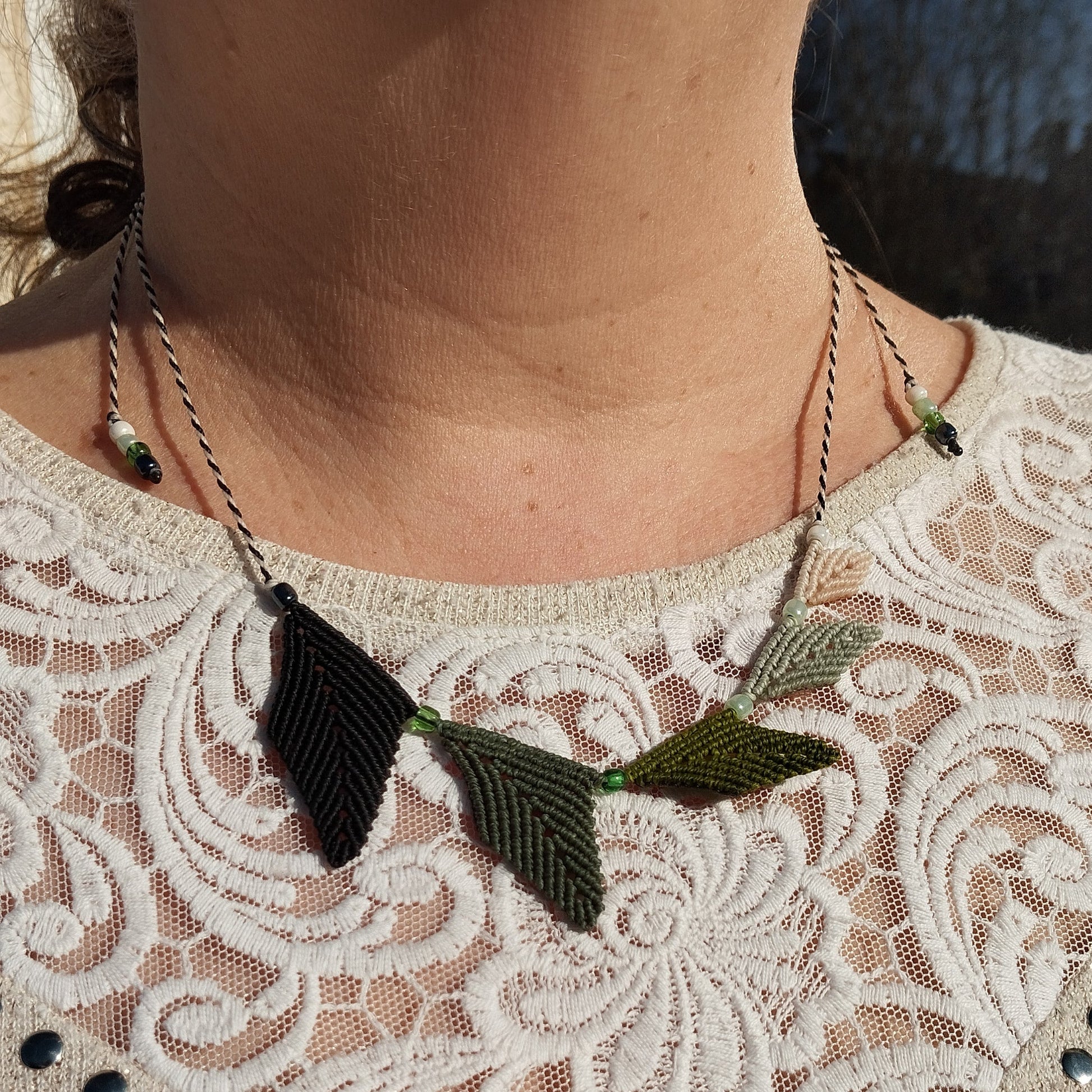 Collier asymétrique 5 feuilles dégradé de verts