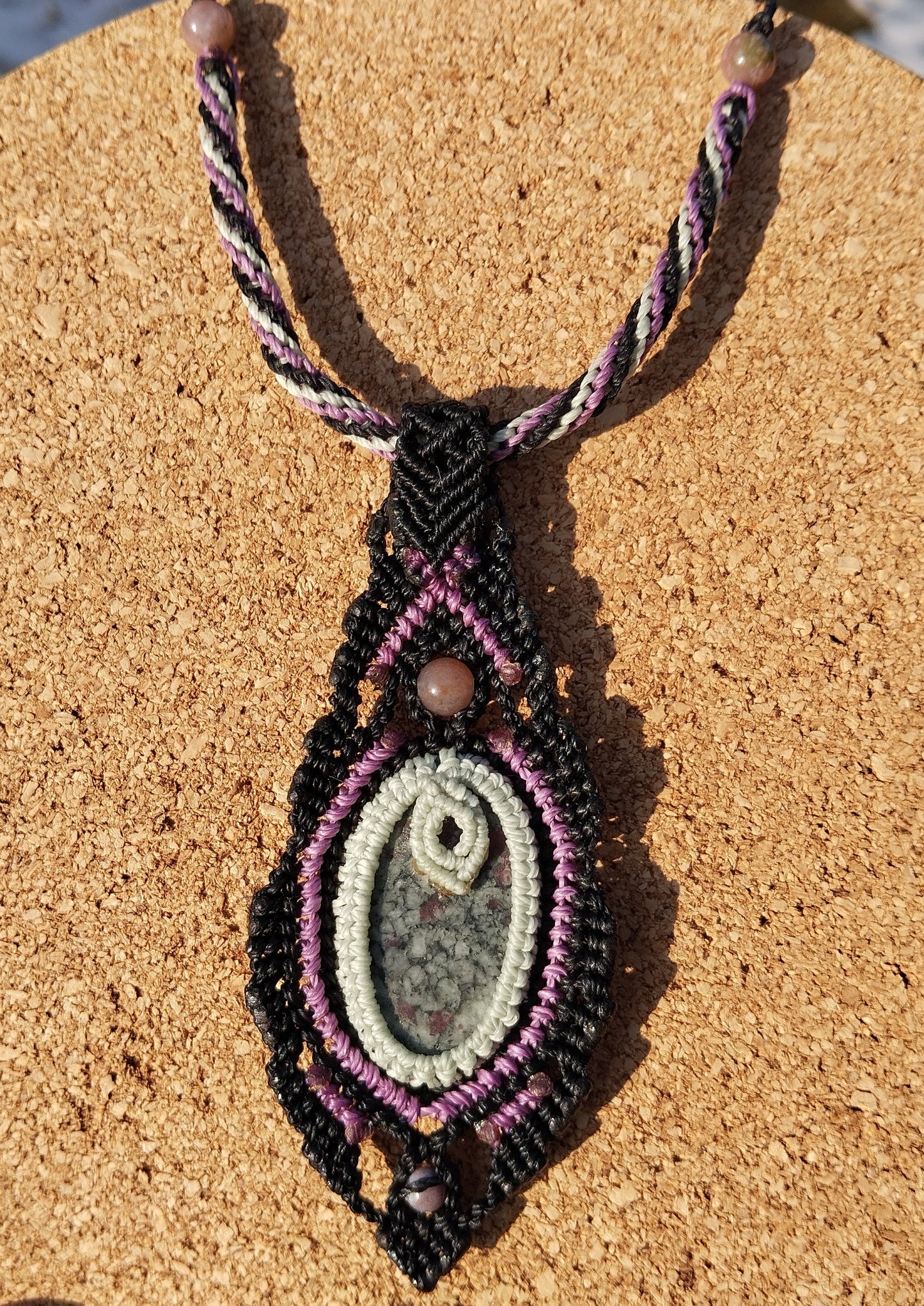 dos du collier cabochon Eudialyte