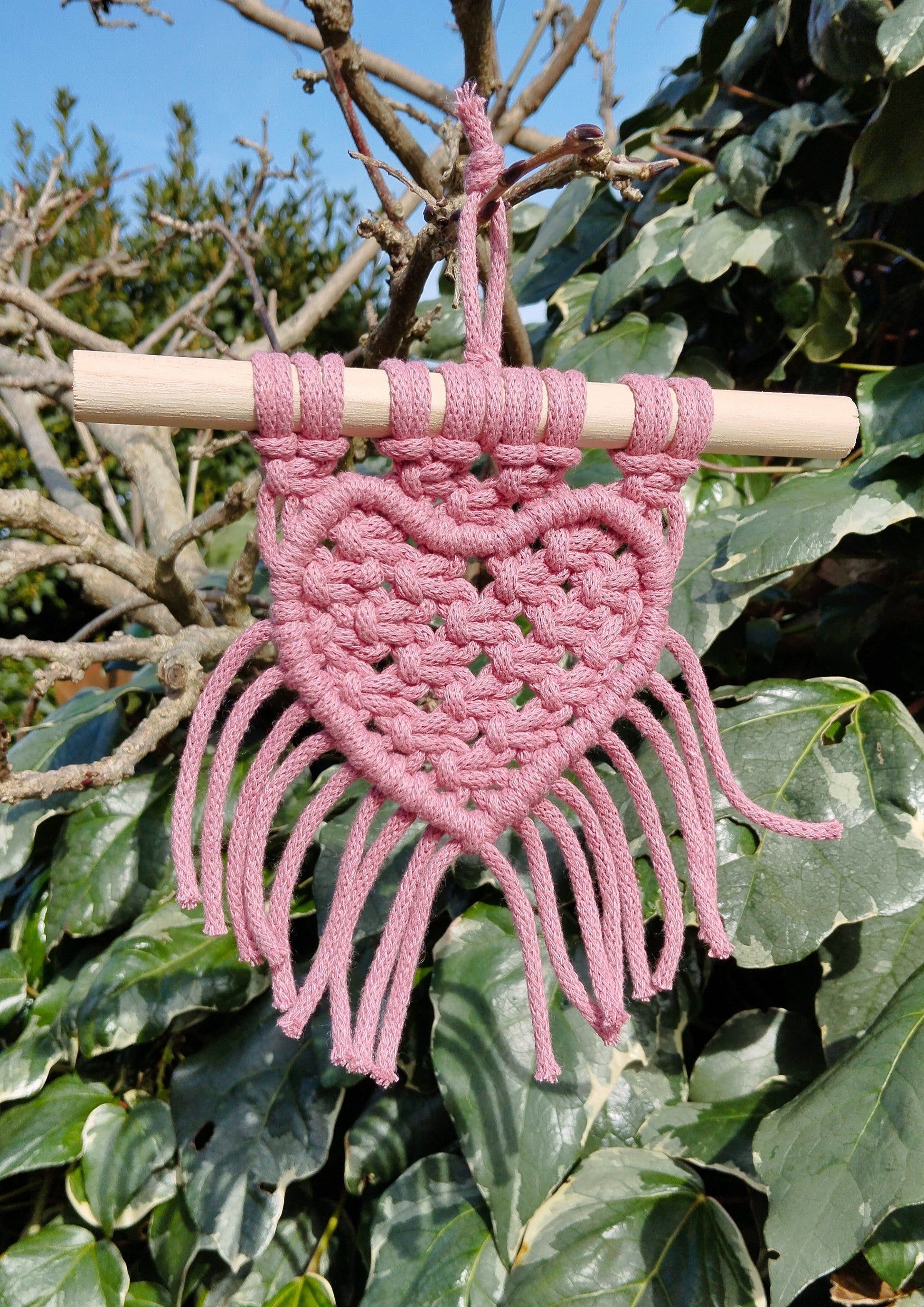 suspension coeur rose pivoine en macramé