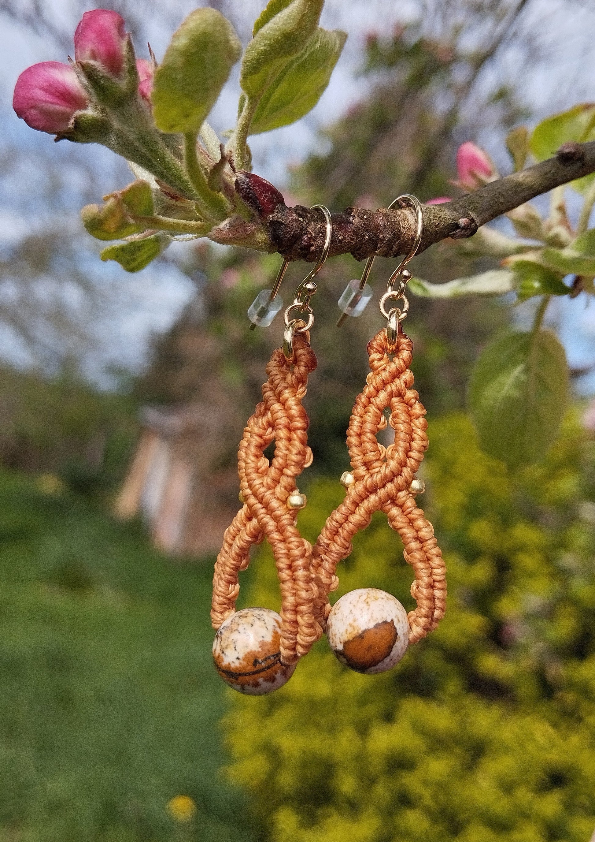 Boucles d’Oreilles Petits Entrelacs Celtes avec perle en Jaspe Paysage - fil macramé Caramel