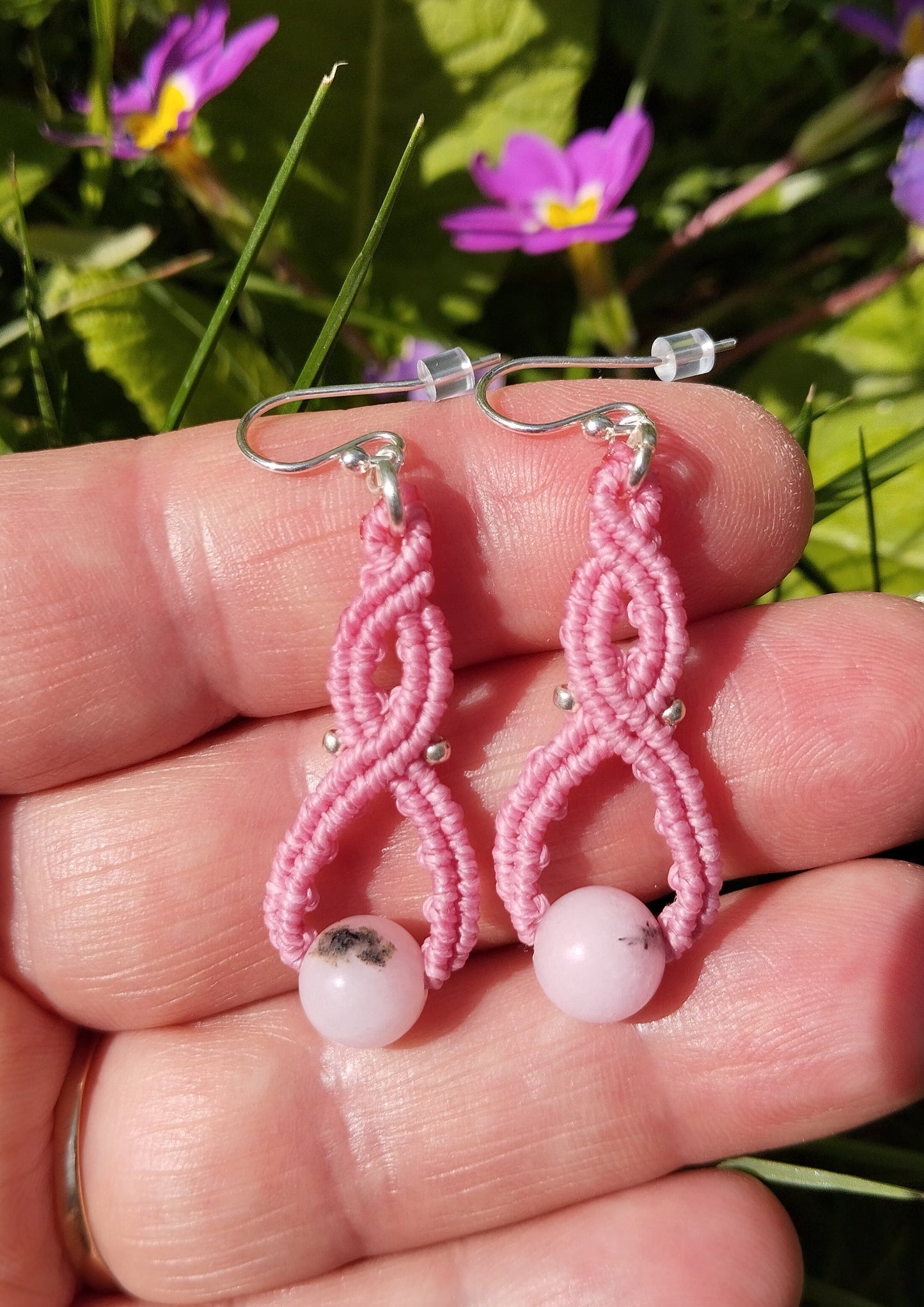 Boucles d’Oreilles Petits Entrelacs Celtes avec perle en Jaspe Fleur de cerisier - fil macramé Rose candy