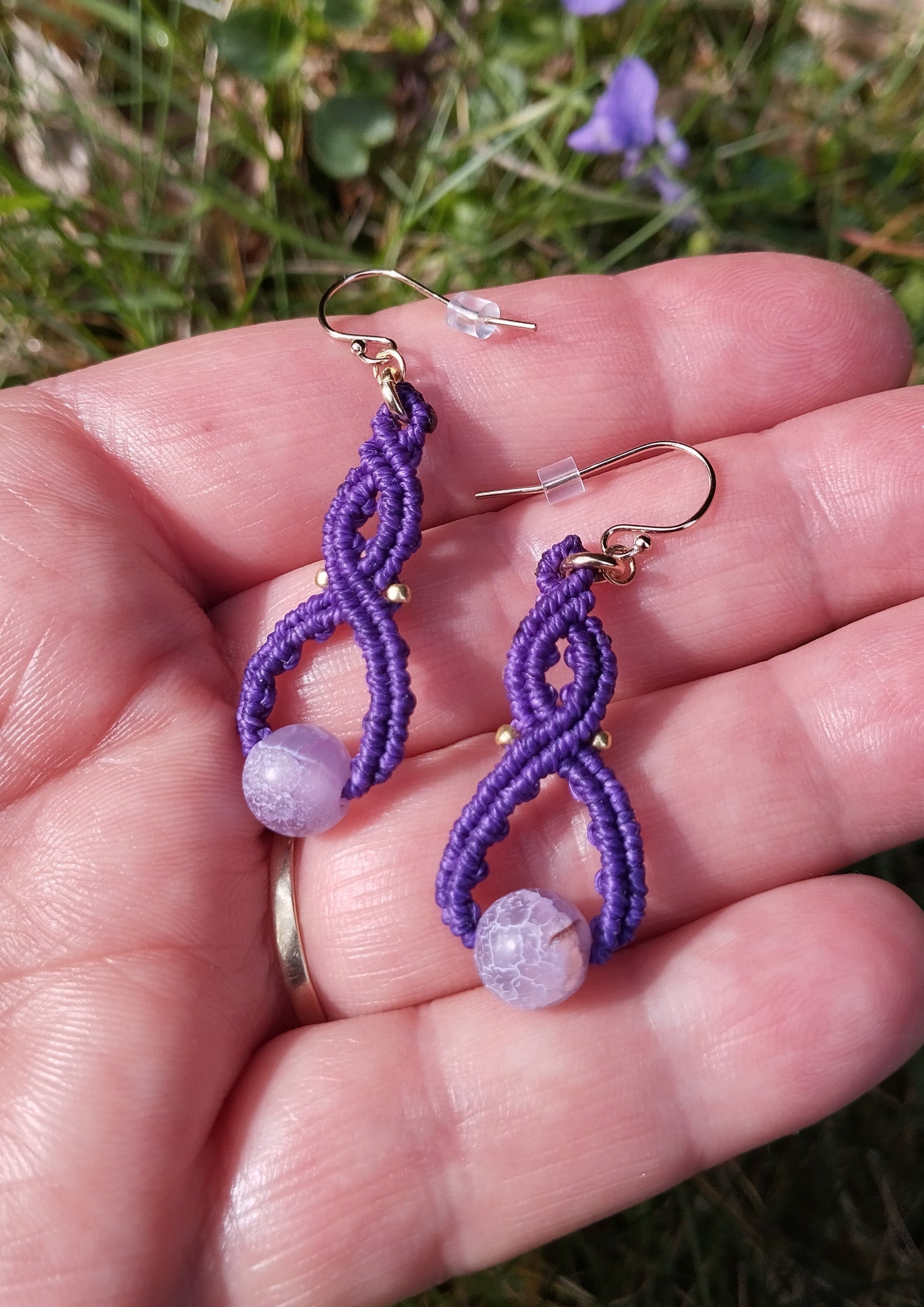 Boucles d'oreilles Petits Entrelacs Celtes avec perle en Agate craquelée pourpre - fil macramé Violet