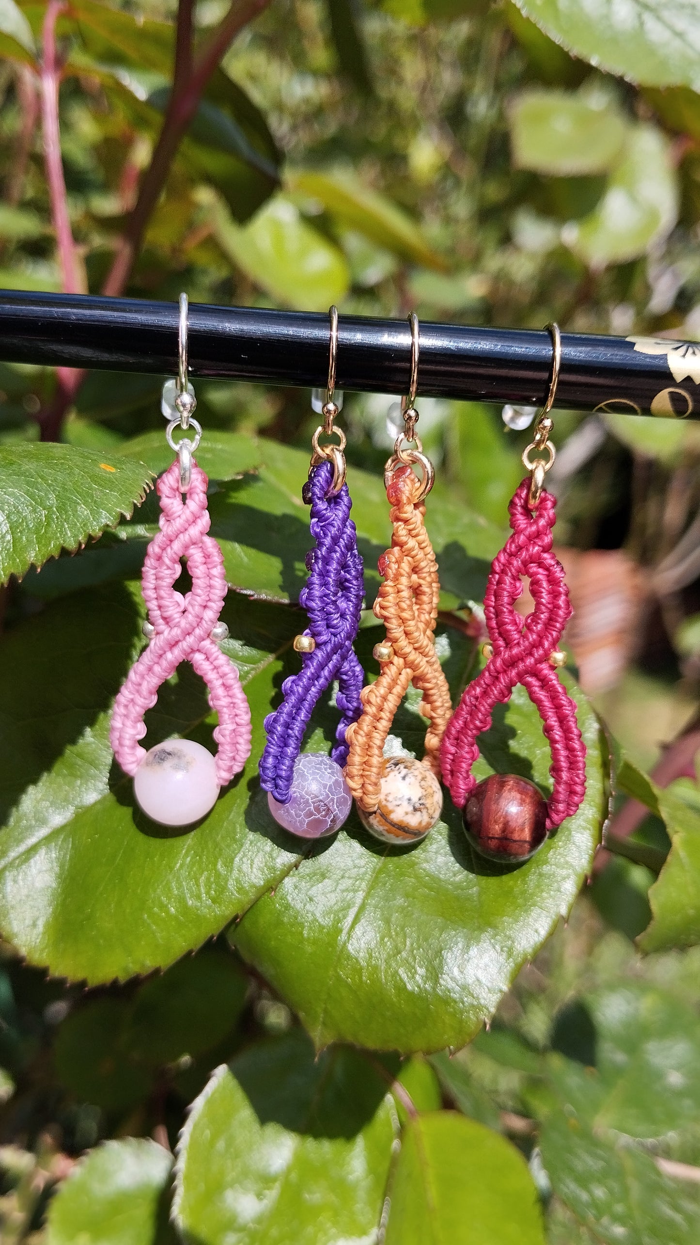 Boucles d'oreilles Petits Entrelacs Celtes avec perle en pierre fine - fil coloré macramé