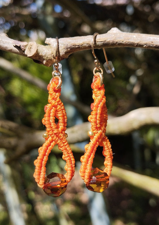 Boucles d'oreilles Petits Entrelacs Celtes avec Perle en Cristal facetté couleur ambre - fil macramé orange