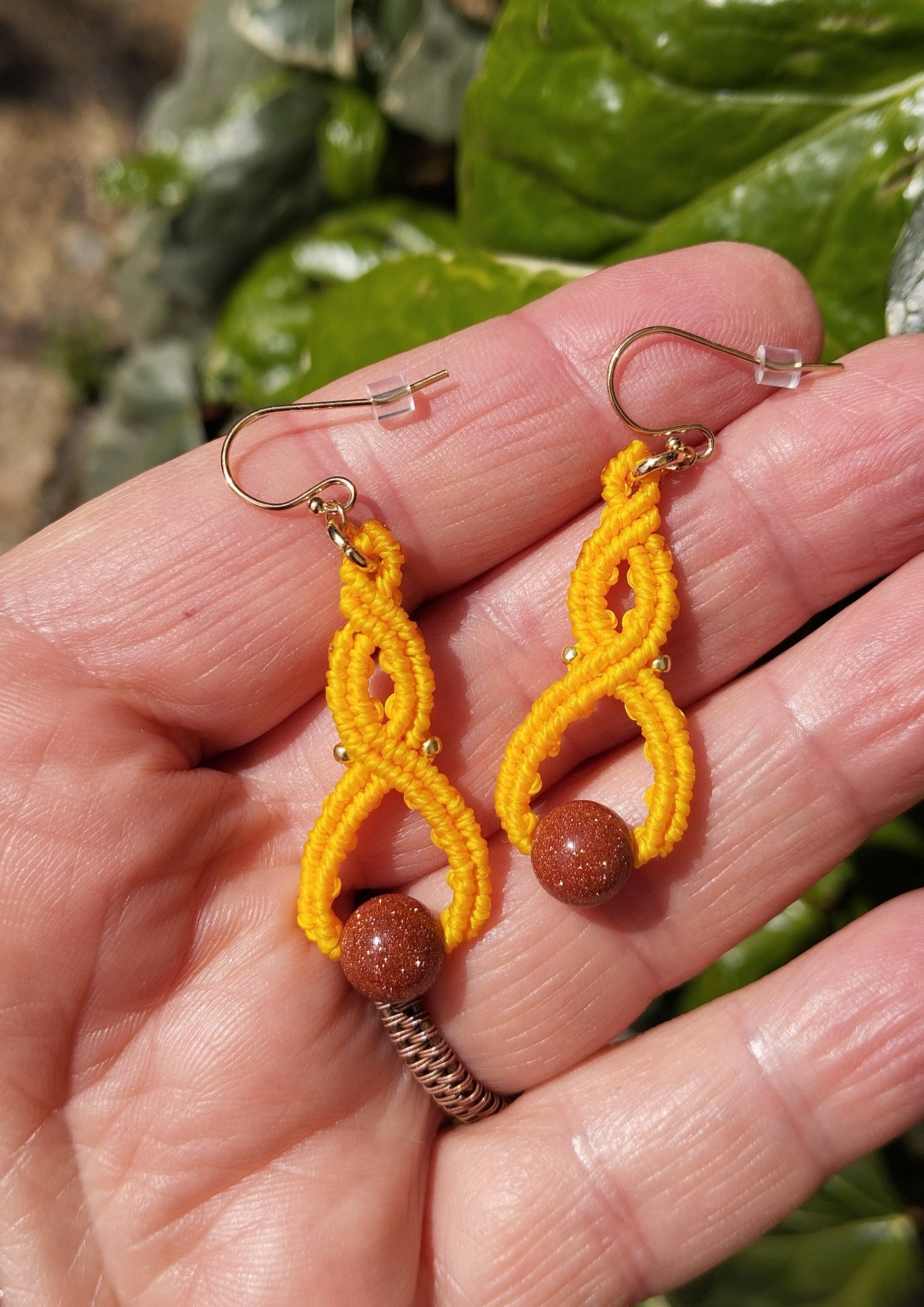 Boucles d'oreilles Petits Entrelacs Celtes avec perle Goldstone brun - fil macramé Jaune d'or