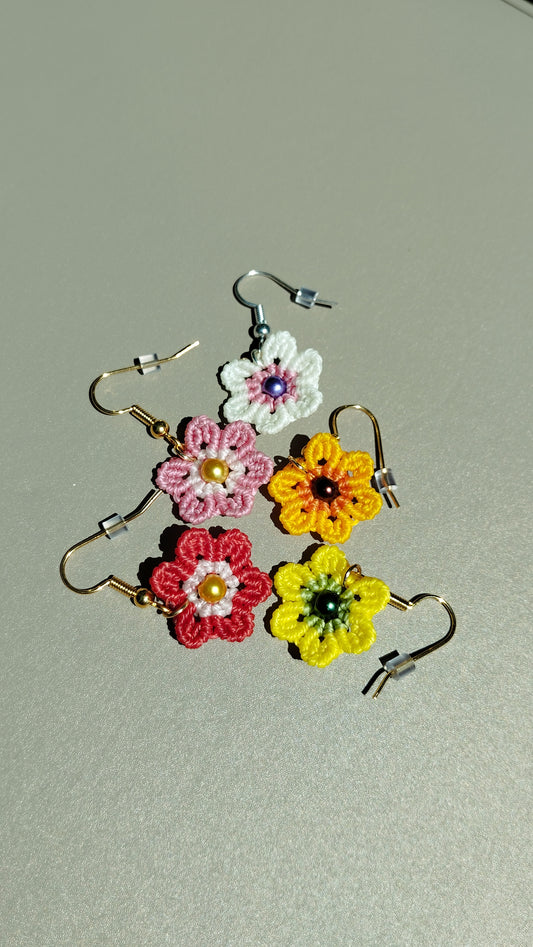 Boucles d'Oreilles Pâquerette en macramé