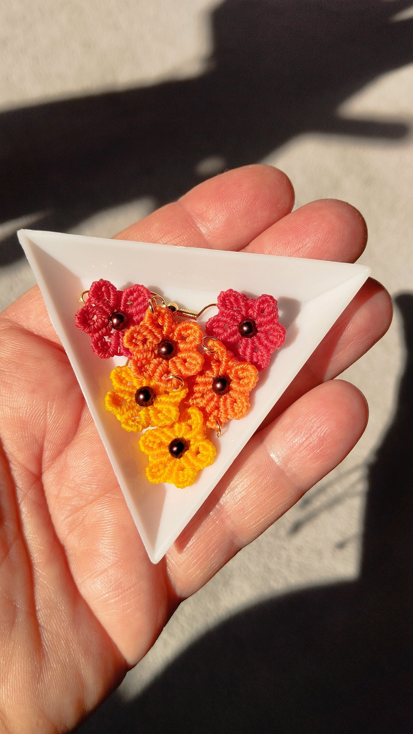 Boucles d'Oreilles Cascade de Fleurs en Macramé - les petites fleurs en vrac, juste avant le montage en cascade