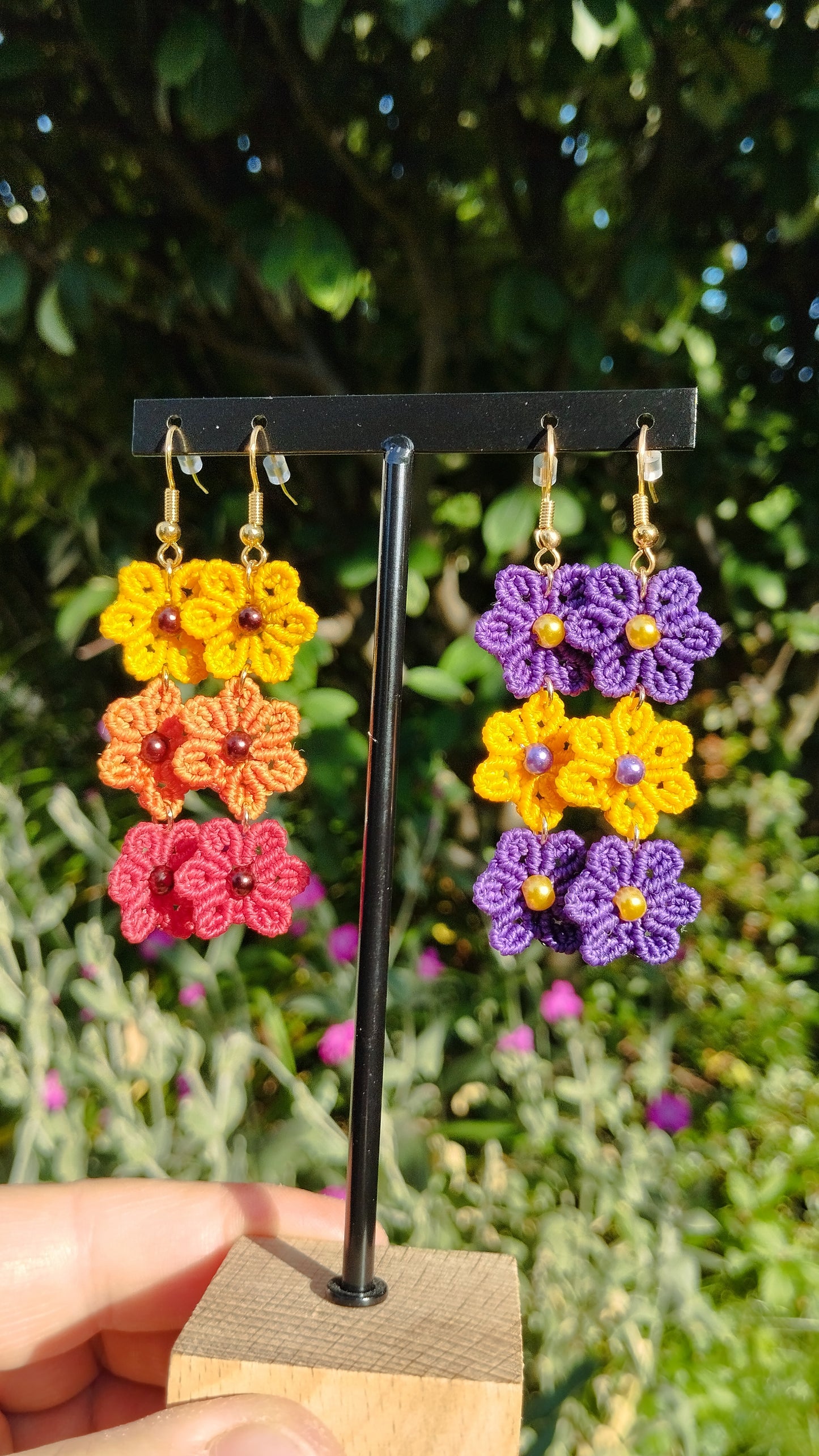 Boucles d'Oreilles Cascade de Fleurs en Macramé -  sur présentoire