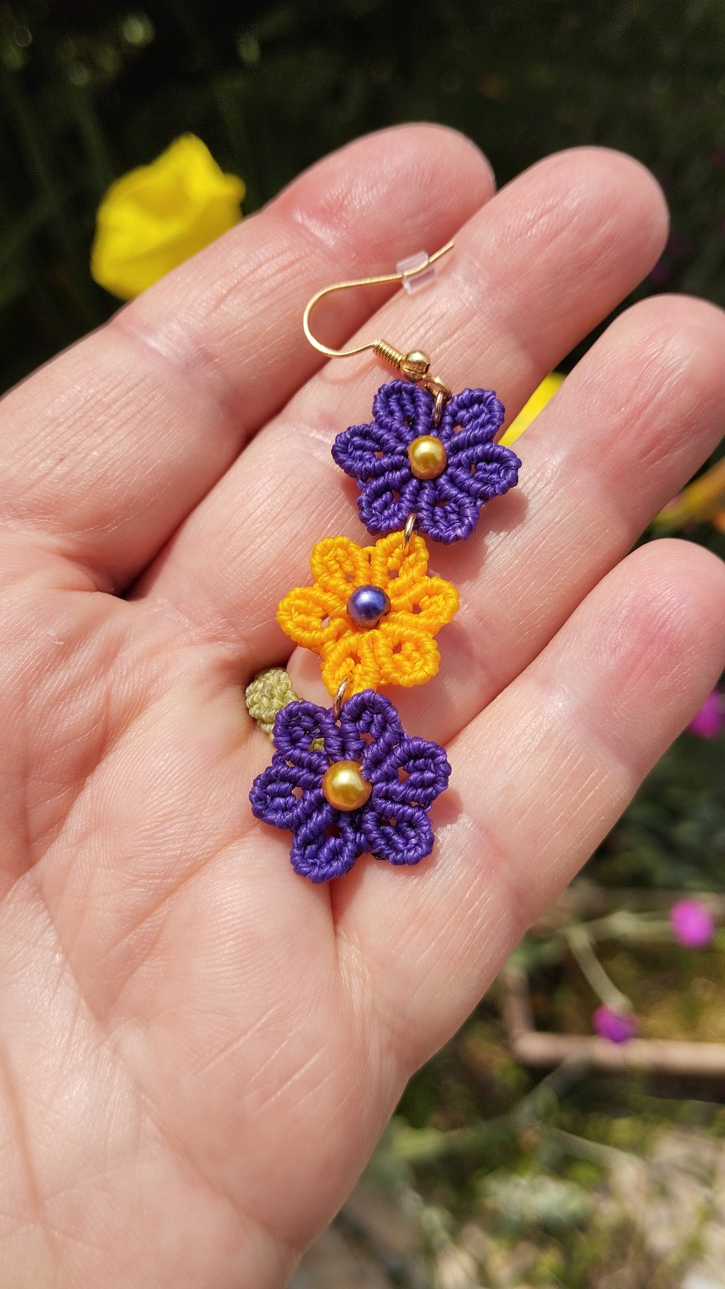 Boucles d'Oreilles Cascade de Fleurs en Macramé - Version Violet et Jaune d'or