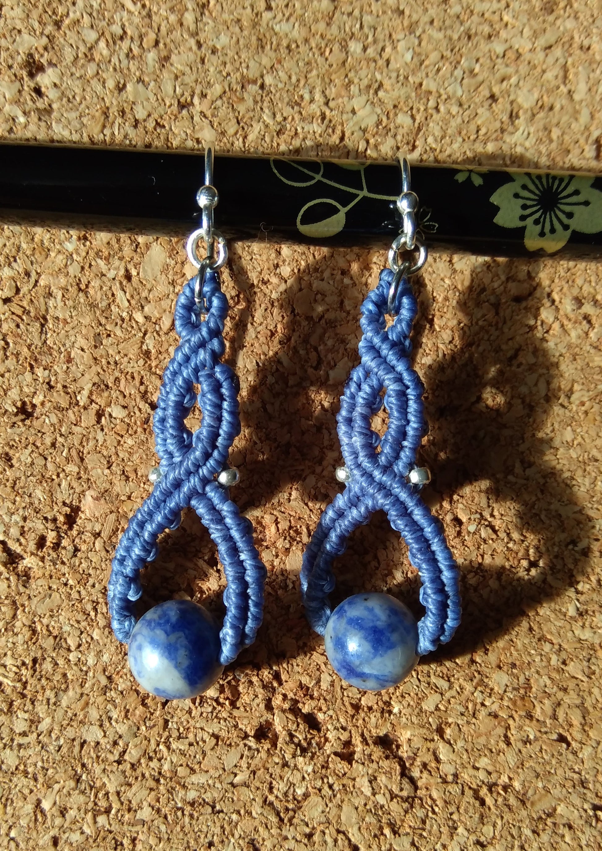 Boucles d’Oreilles Petits Entrelacs Celtes avec perle en Sodalite - fil macramé Bleu Nuit