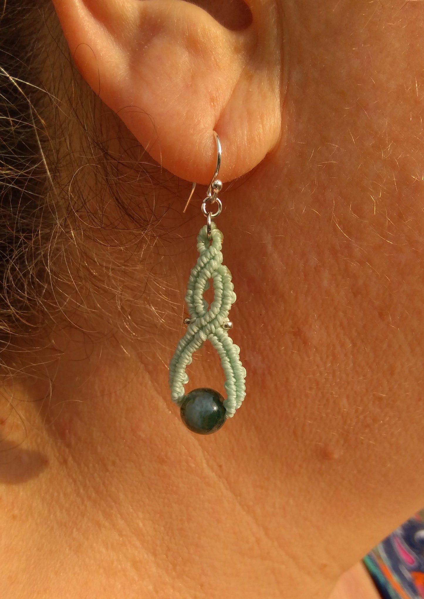 Boucles d’Oreilles Petits Entrelacs Celtes avec perle en Agate Mousse - fil macramé Vert d'eau