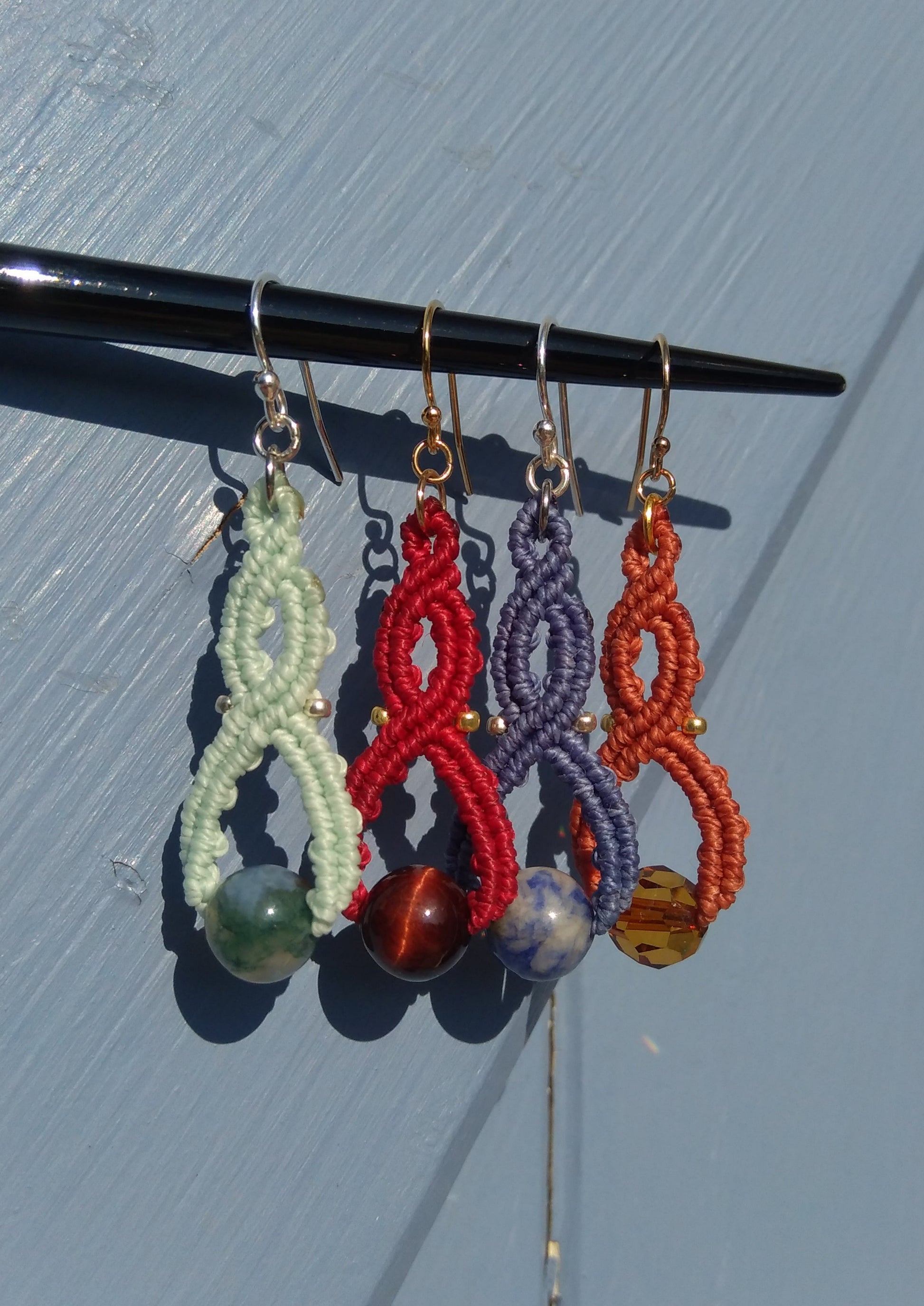 Boucles d'oreilles Petits Entrelacs Celtes avec perle - fils macramé unis