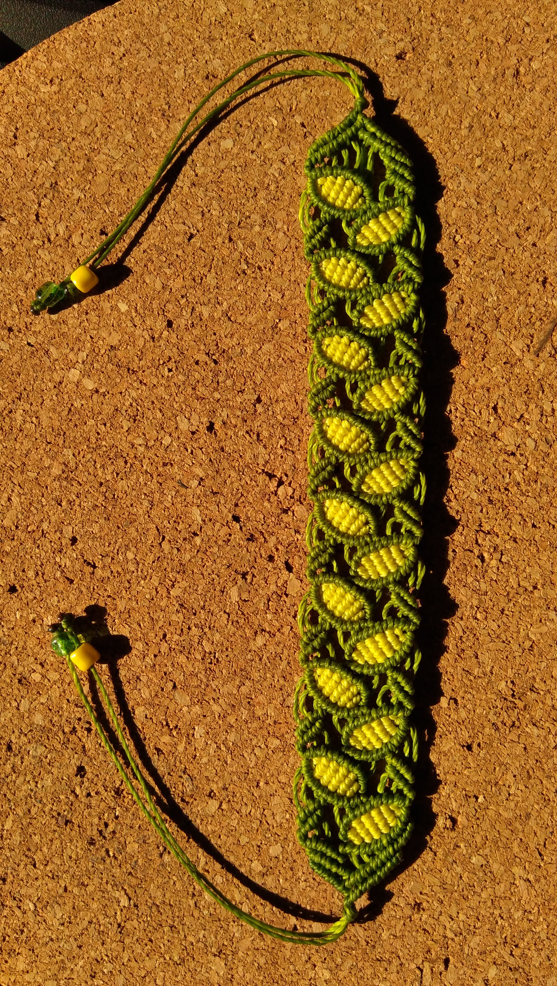 Bracelet feuilles alternées jaunes