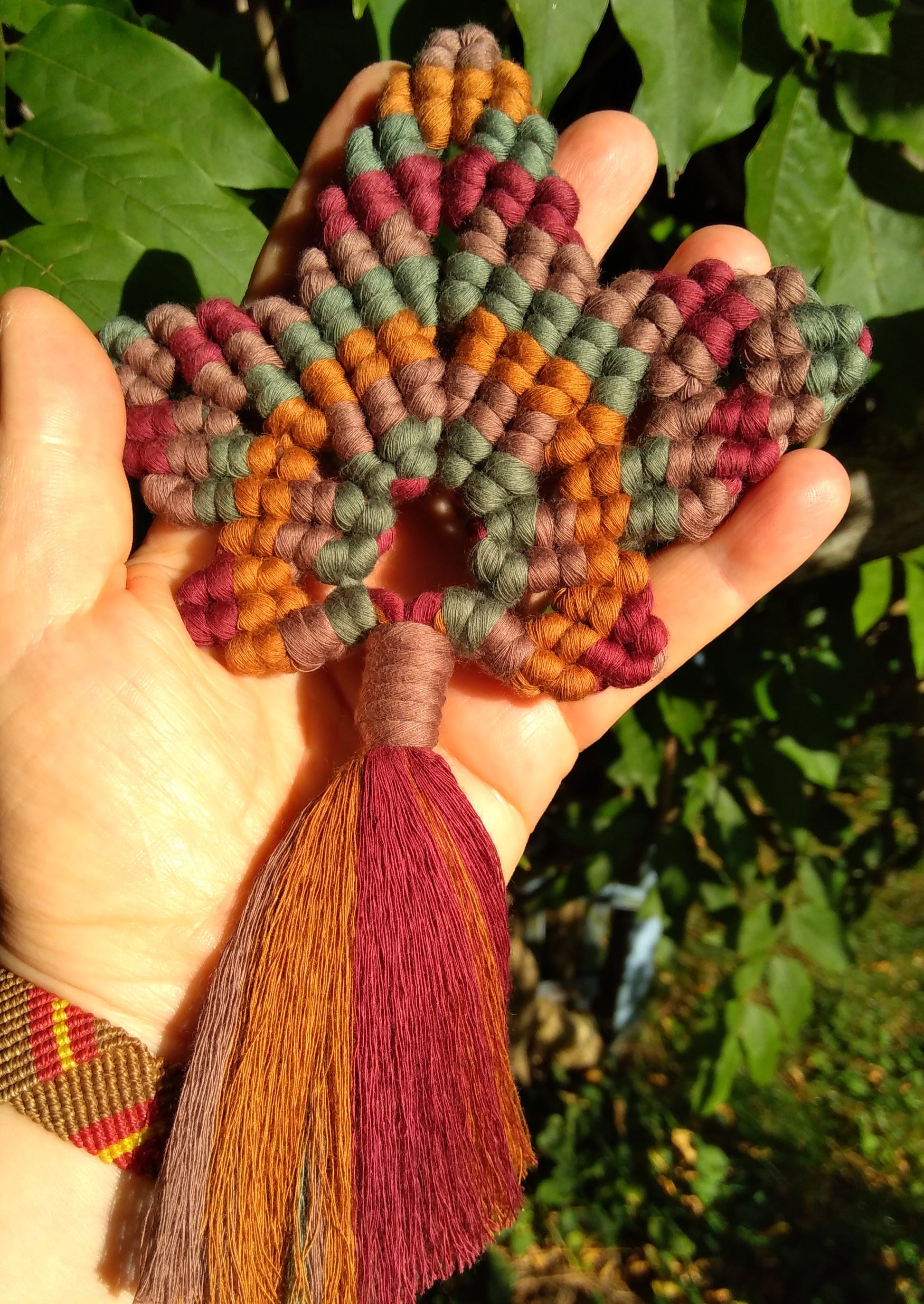 Suspension Feuille d'Erable macramé couleurs d'automne