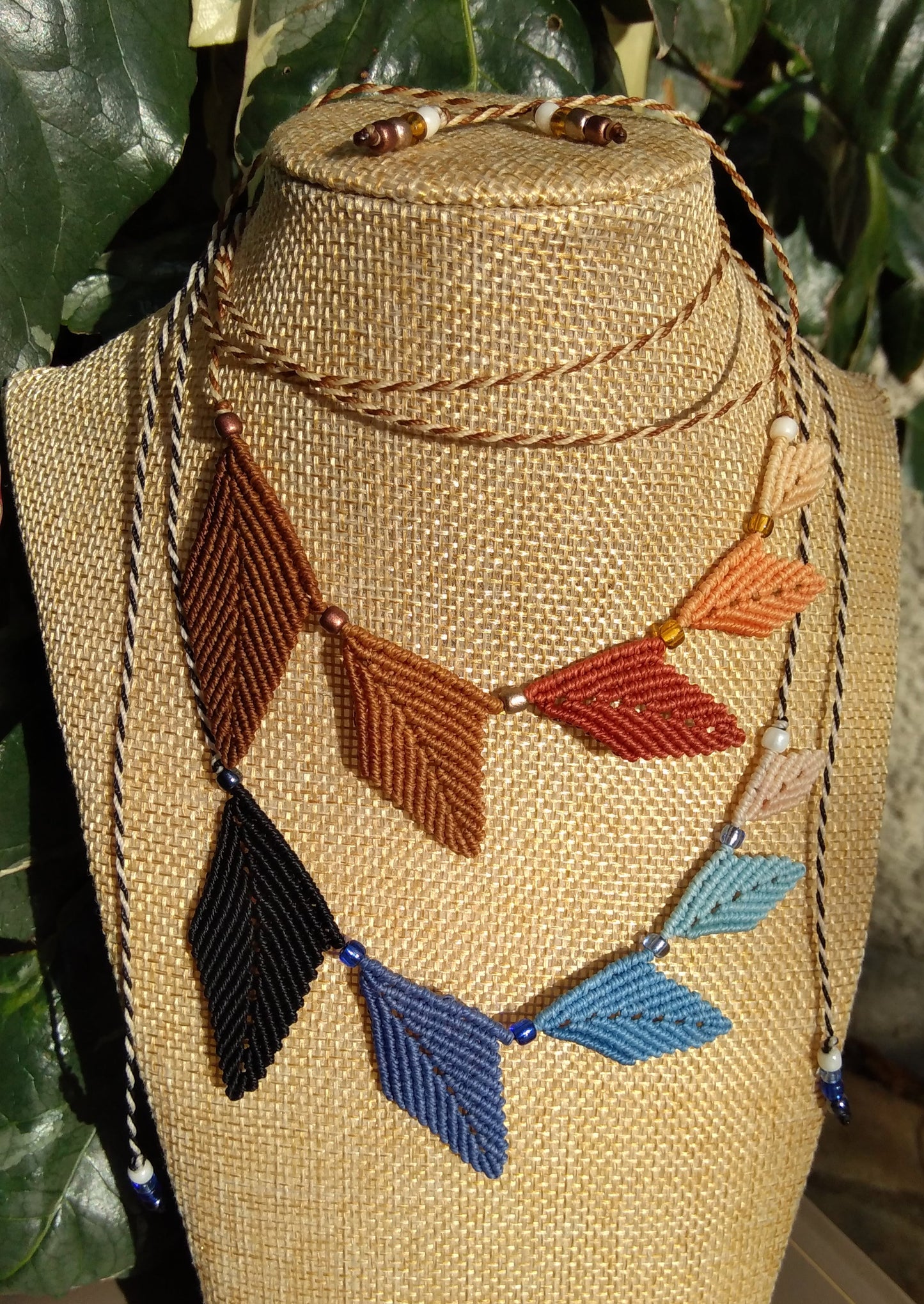 collier asymétrique 5 feuilles dégradé de marrons et dégradé de bleus